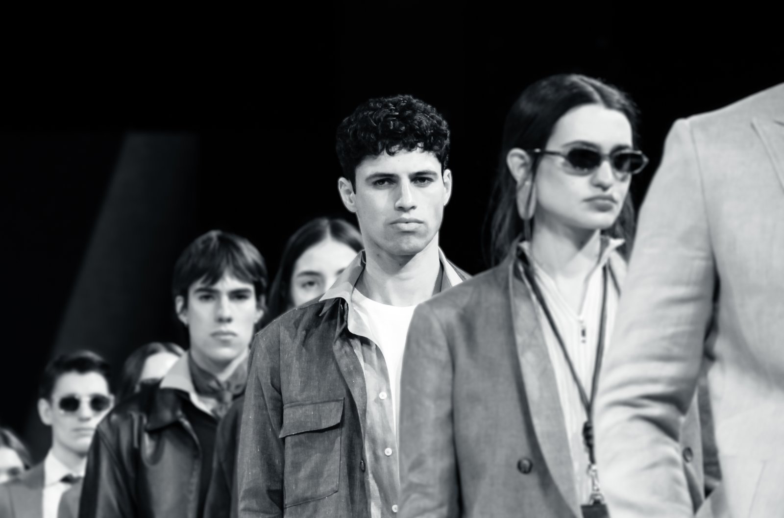 Público de un desfile en blanco y negro